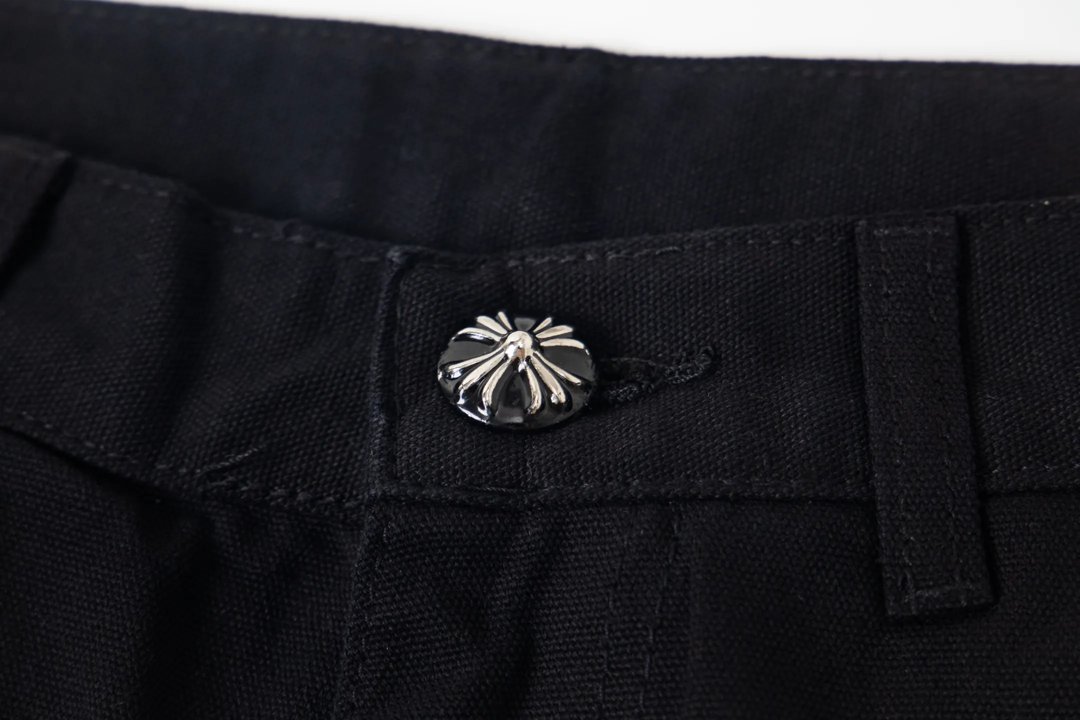 P260 Chrome Hearts Black Timber Pants Red Leather and White Leather Elements Washed Jeans True to restore the ultimate vintage texture Three-dimensional version Loose and comfortable, not picky about body shape Makes you look taller and slimmer Factory Seiko Original factory quality control Same style for men and women Can be matched with couples Versatile recommendation Necessary jeans for all seasons Hipsters have been disappointed From the quality selection of fabrics, the tailoring of details, and the matching of patterns are impeccable! The upper body is so handsome when worn...it can be easily worn by men, women and children! The craftsmanship is made of heavy-duty washed pure cotton denim fabric. After washing, it is soft and thick. It is very stylish when worn on the body. Style number: 1773# Color: black Size: 28 30 32 34 36